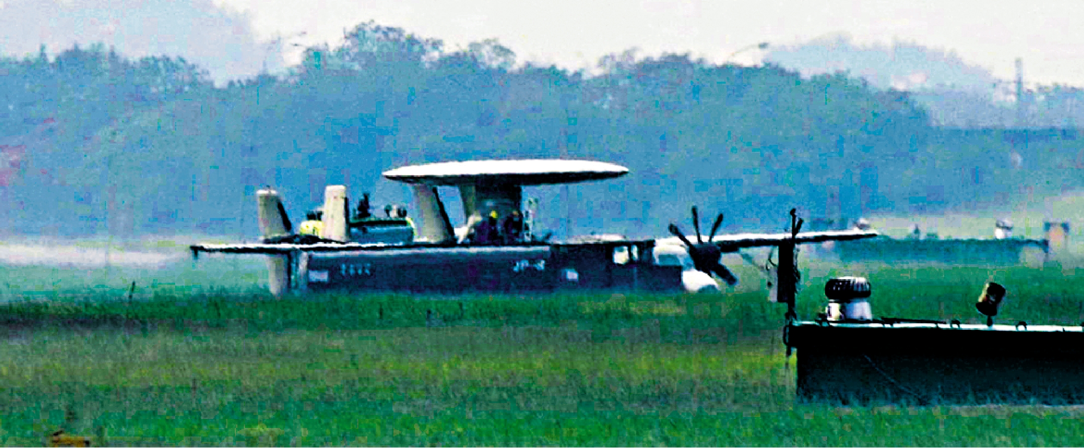 　　圖：25日，台軍一架E-2K預警機起落架故障，機腹着陸、機尾起火衝出跑道。\中央社