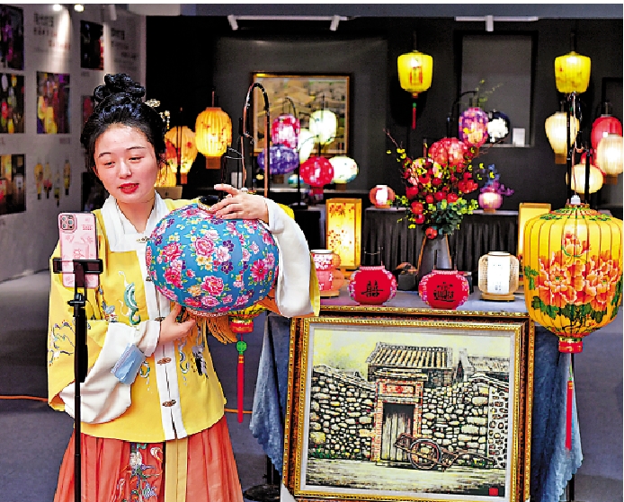 　　圖：藝博會參展企業直播介紹台灣傳統燈籠。\中新社