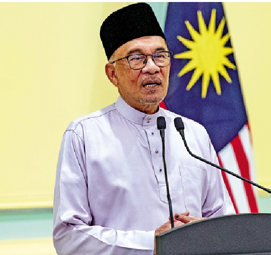 　　圖：馬來西亞新總理安瓦爾25日召開發布會，承諾優先關注人民生活成本問題。/美聯社