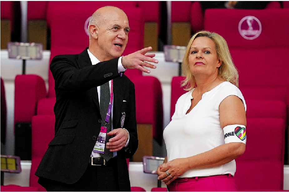 　　圖：德國內政部長費瑟爾23日戴着彩虹臂章在卡塔爾哈利法國際體育場現場觀賽。/美聯社