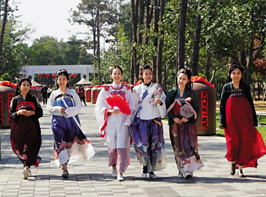 　　圖：近年大陸不少年輕人愛上漢服，展現古代服飾之美。\資料圖片