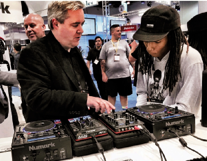 　　圖：Akai產品介紹會上，音樂界人士交流如何將混音效果發揮得更好。