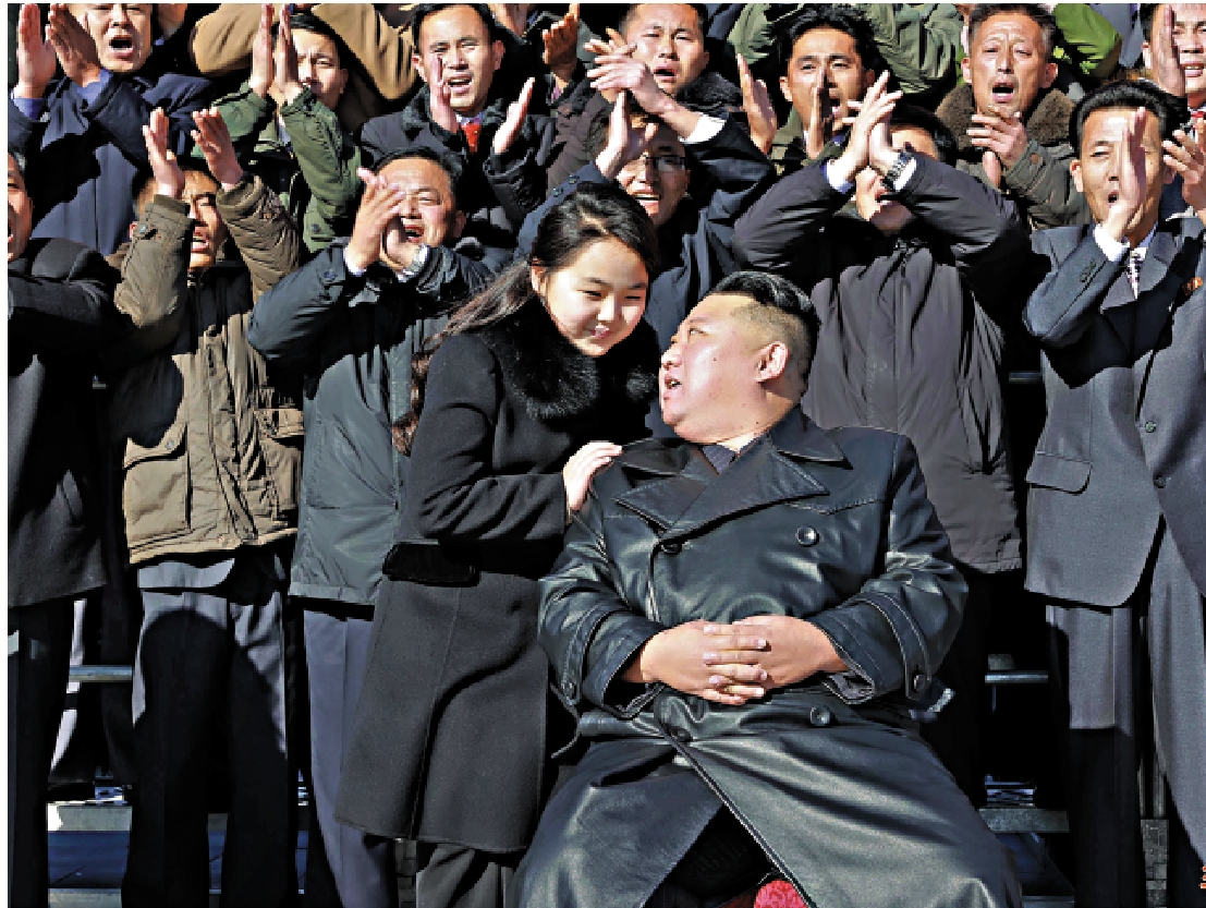 　　圖：朝鮮政府27日發布金正恩父女的照片。\美聯社