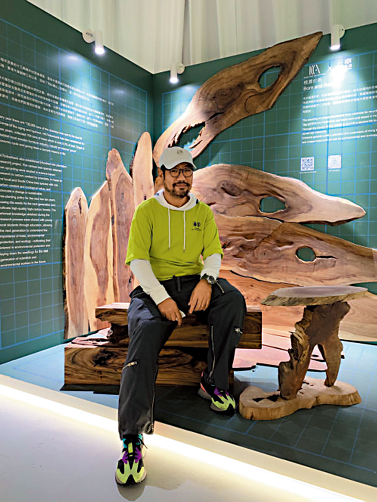 　　圖：KCA創始人陳德堅與作品合影。