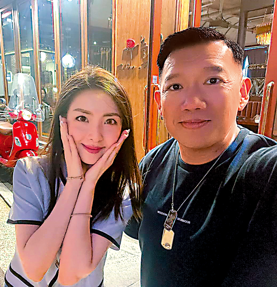 　　圖：貝依霖於2018年加入由「黃絲偽人」杜汶澤開設的網上頻道，二人關係友好。