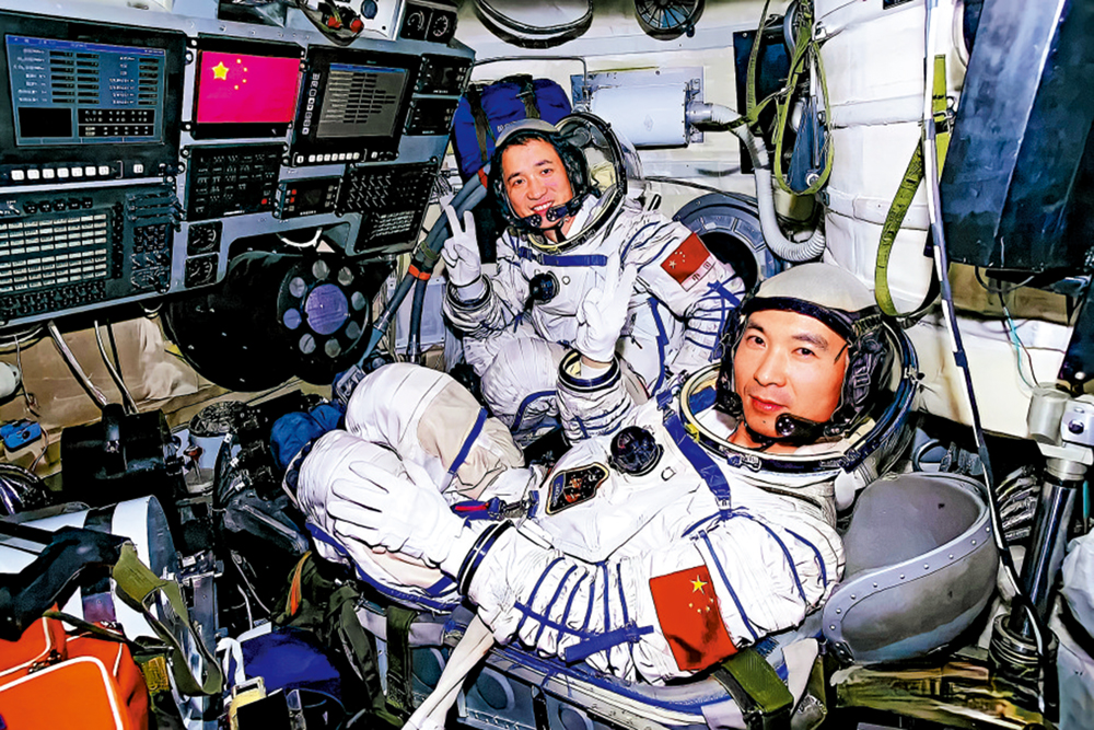 　　圖：2005年，費俊龍（前）擔任神舟六號載人航天飛行任務指令長，與聶海勝一同征空。