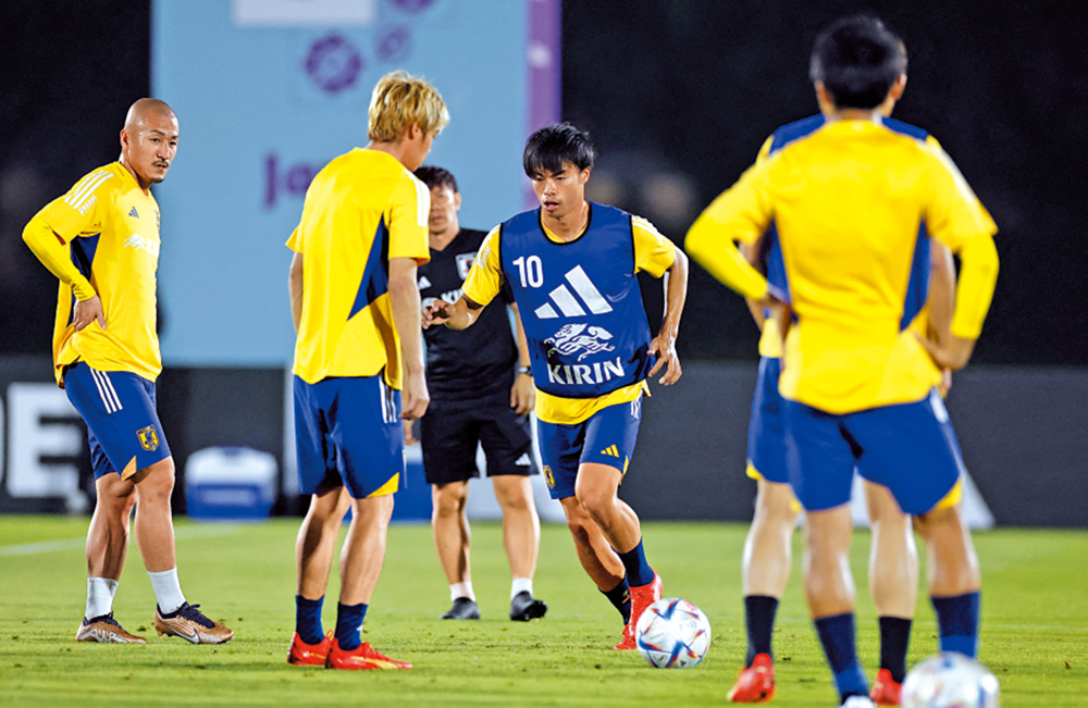 　　圖：日本隊新星三笘薰（右二）現效力英超球隊白禮頓。\路透社