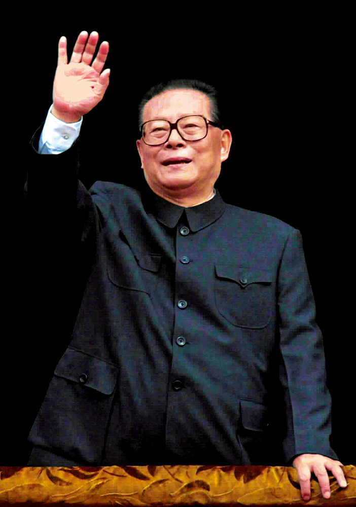 　　圖：1999年10月1日，中華人民共和國成立50周年盛大慶典在北京天安門廣場舉行。這是江澤民在天安門城樓上向遊行隊伍揮手致意。 新華社