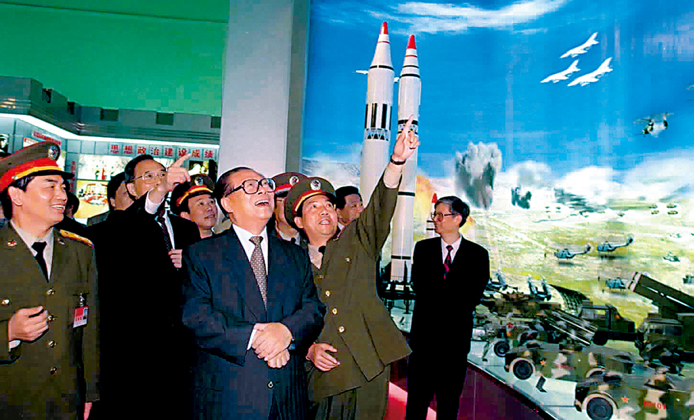 　　圖：1999年9月20日，江澤民觀看「建國50周年成就展」。\新華社