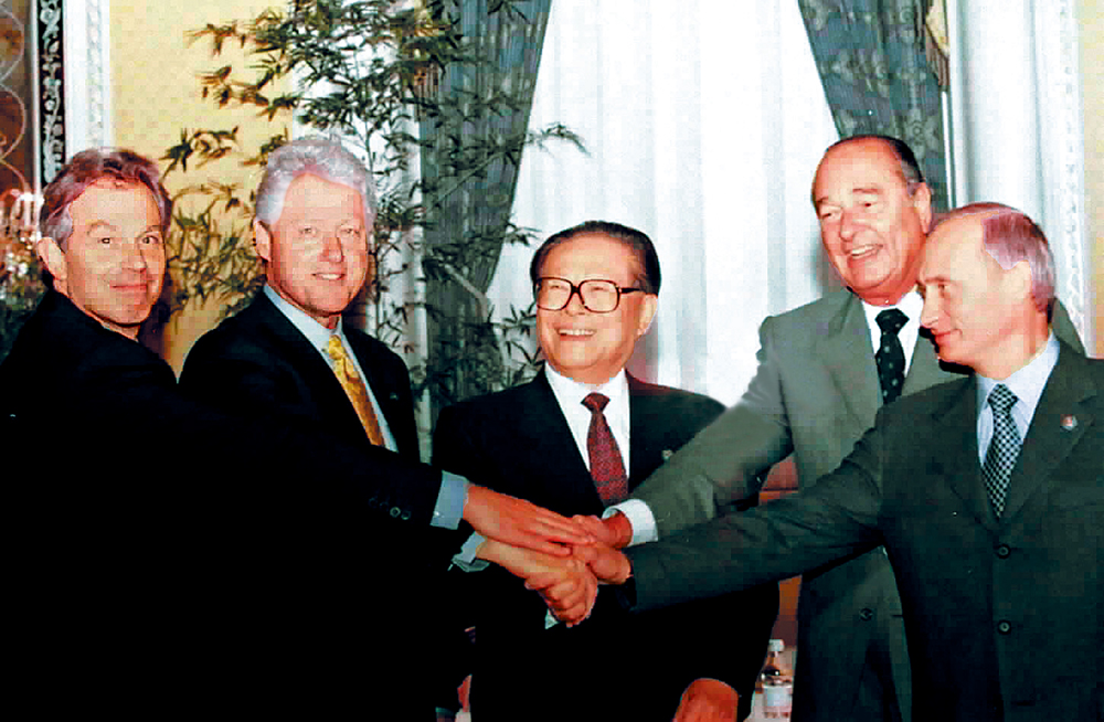 　　圖：2000年9月7日，由中國倡議的聯合國安理會五個常任理事國首腦會議在紐約舉行。江澤民（中）同法國總統希拉克（右二）、俄羅斯總統普京（右一）、英國首相布萊爾（港譯：貝理雅）（左一）、美國總統克林頓（左二）握手合影。\新華社