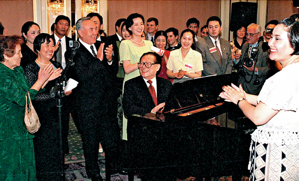 　　圖：1998年7月3日晚，江澤民主席夫婦出席哈薩克斯坦總統納扎爾巴耶夫舉行的小型音樂會。\新華社