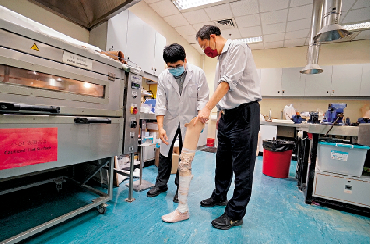 　　圖：張明教授表示，用增材製造的假肢矯形器，成本會比傳統製造的低好多。\大公報記者林少權攝