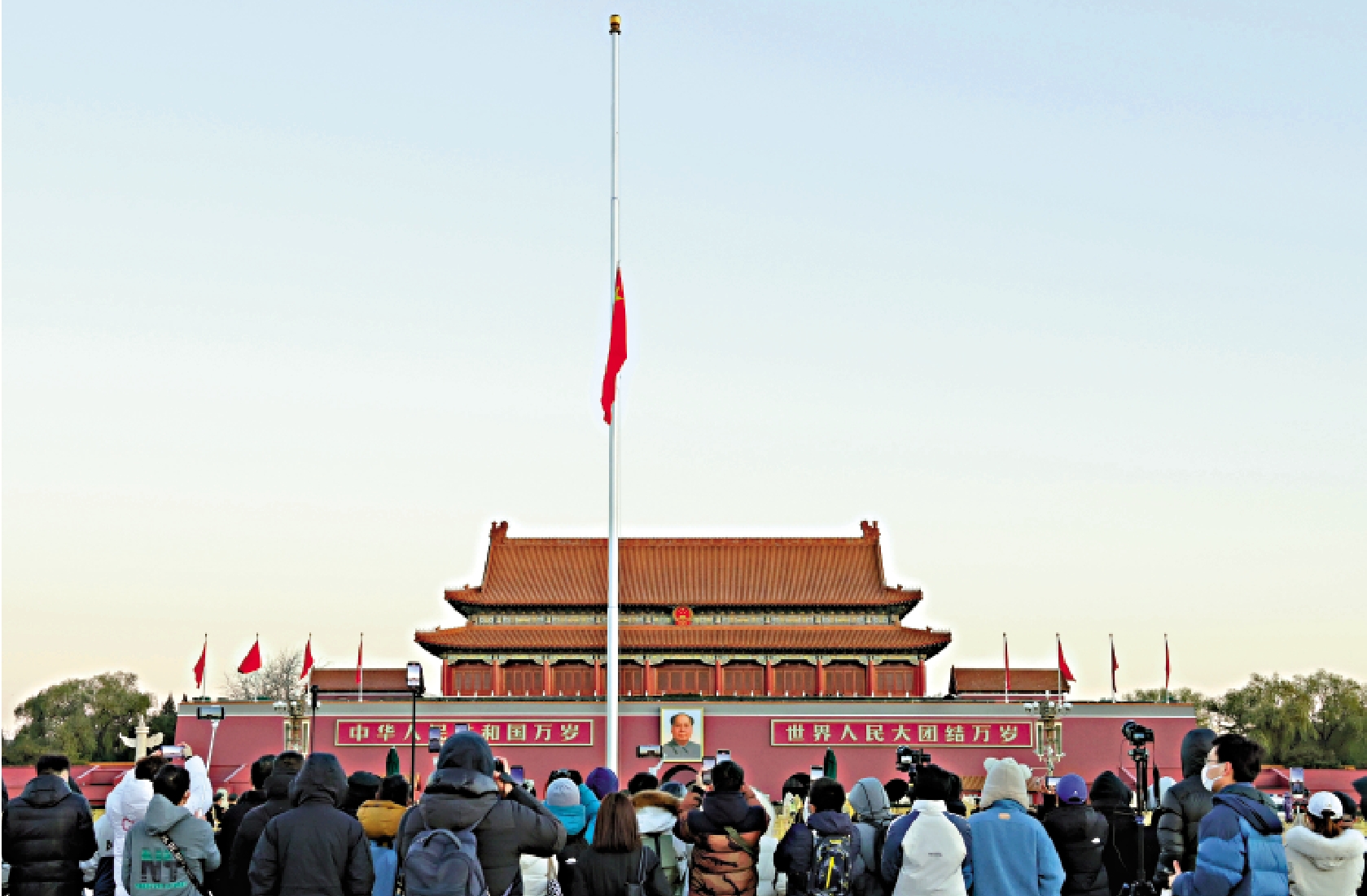 　　圖：12月1日，北京天安門下半旗誌哀，悼念江澤民逝世。\新華社