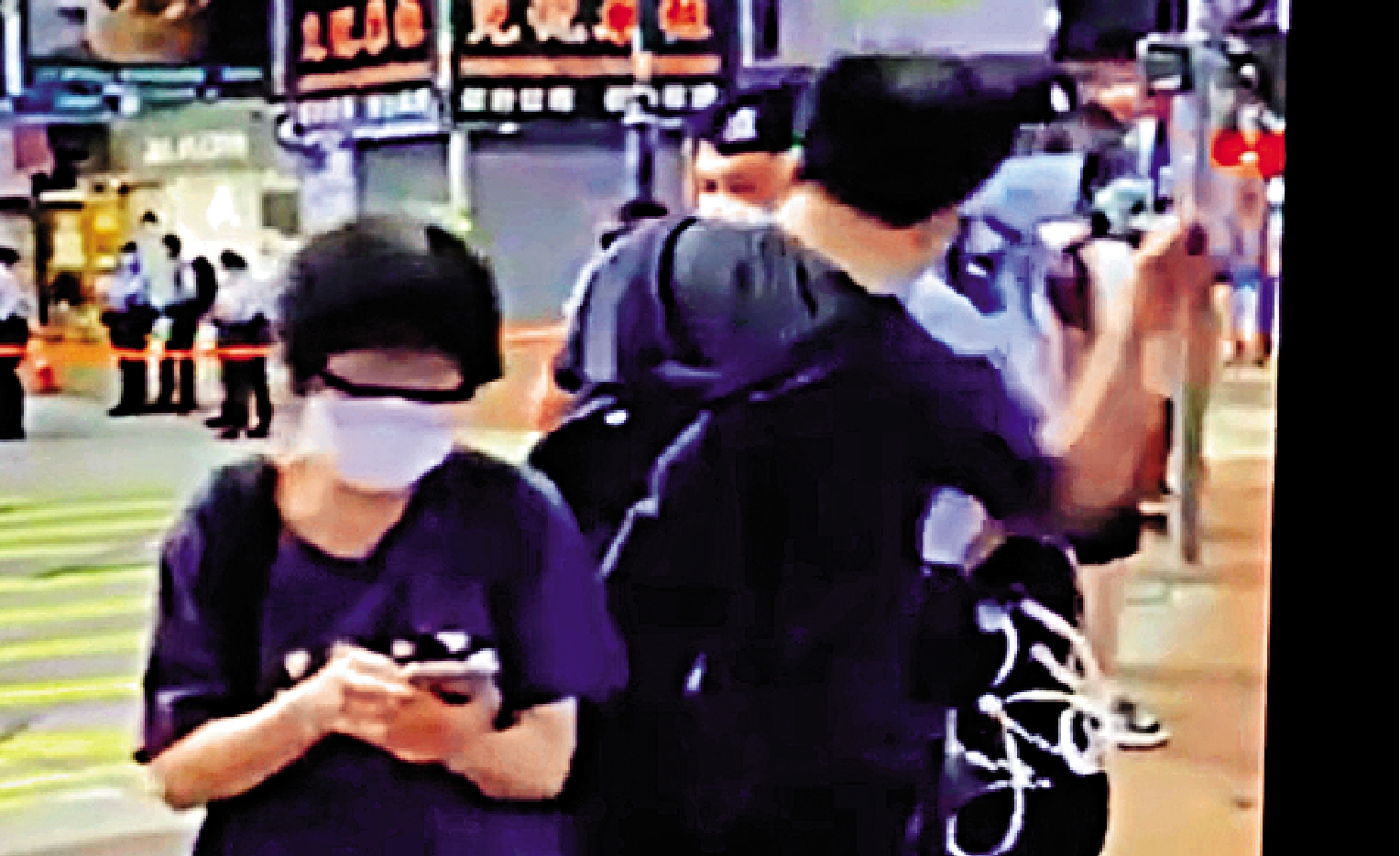 圖:銅鑼灣去年7月1日發生「孤狼」式刺警恐襲案,兇徒梁健輝持刀刺傷男警蘇敬祖後,再自刺胸口自殺。