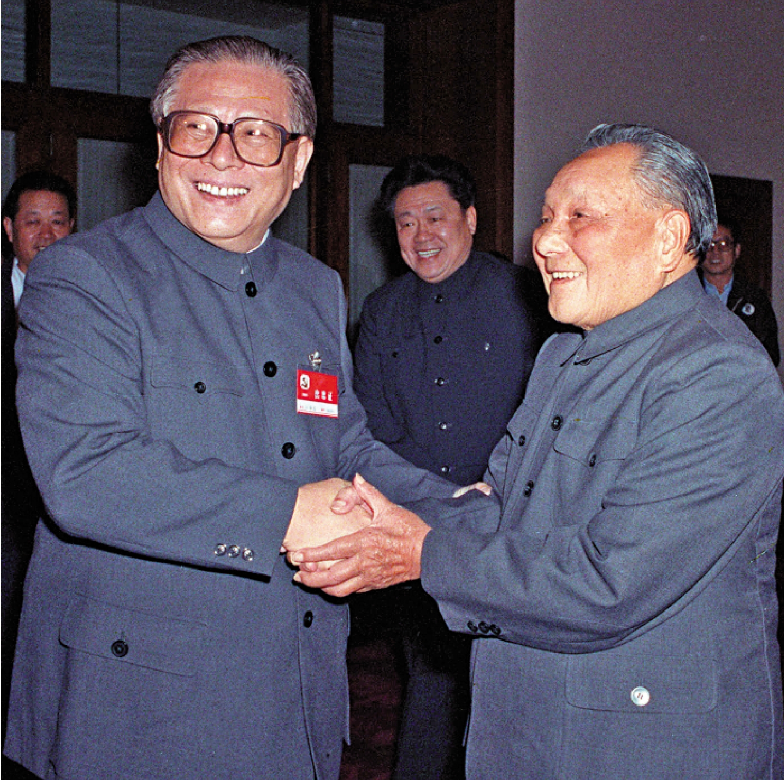 　　圖：一九八九年十一月六日至九日，中國共產黨第十三屆中央委員會第五次全體會議在北京召開。這是鄧小平和江澤民親切握手。\新華社