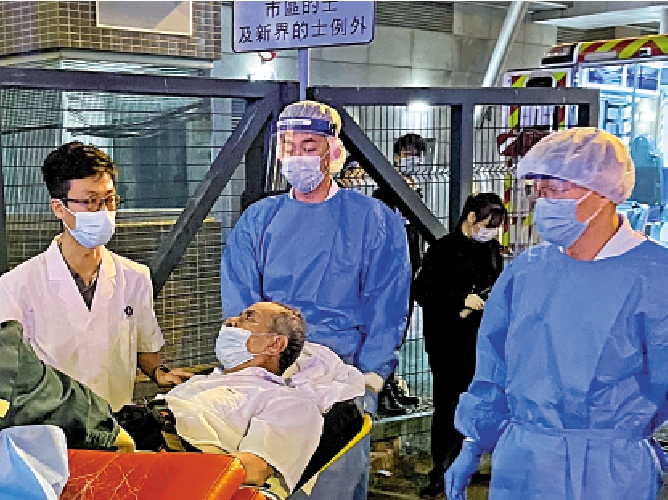 　　圖：在深圳灣口岸旅檢出境大廳深港分界線，張帆（左一）向李伯叮囑注意事項。\受訪者供圖