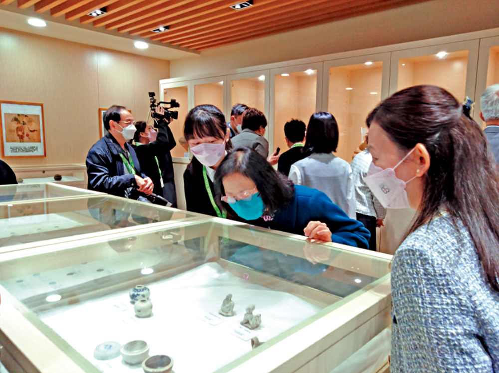 　　圖：高主教書院籌辦的中外文物館昨日開幕，館內展出近百件藏品。\大公報記者張凱晴攝