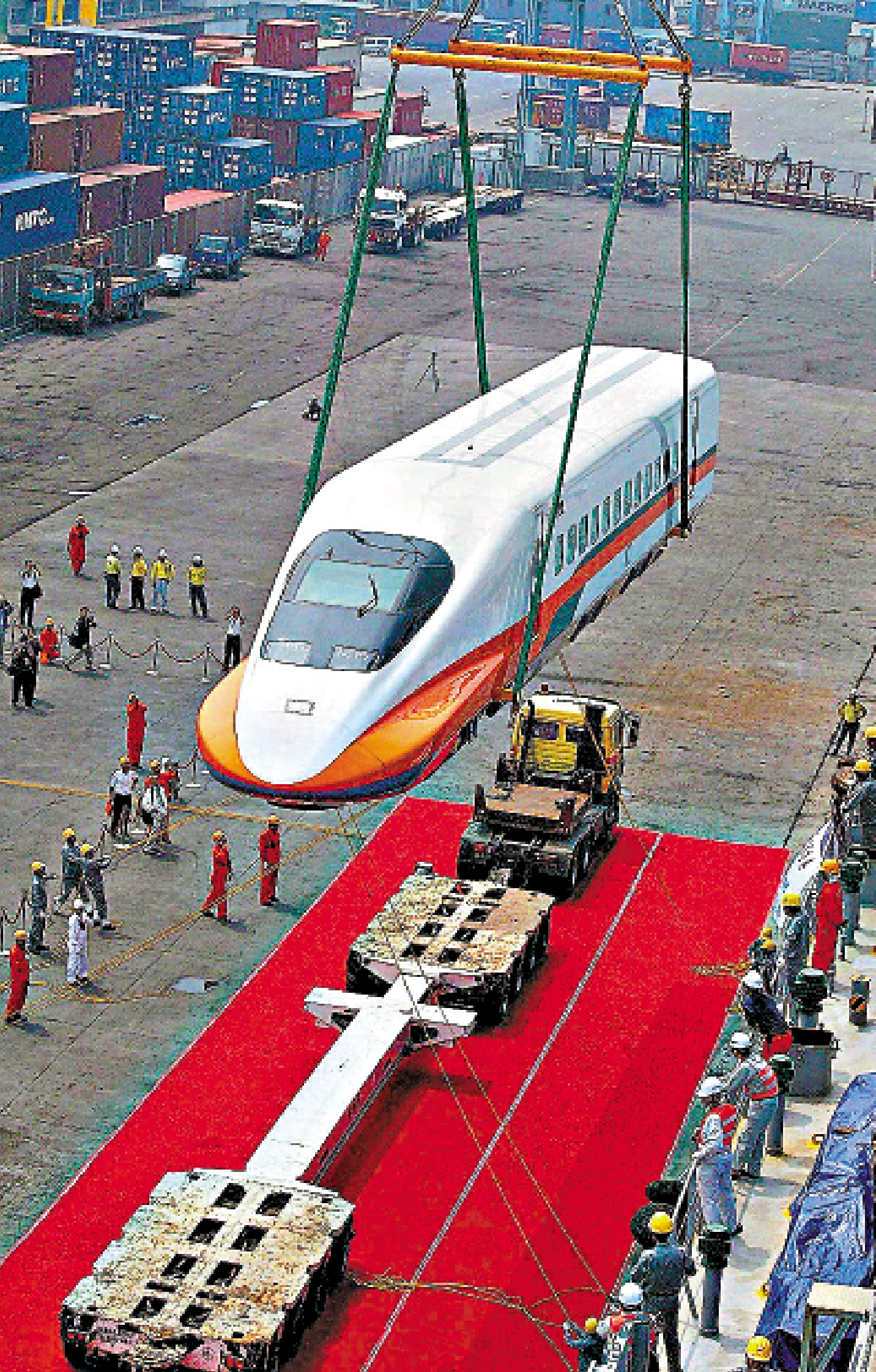 　　圖：2019年台灣高鐵啟動新列車採購計劃，2020年、2021年兩次招標均因日本廠商報價過高而廢標。圖為2004年5月，日本售台首批700T型新幹線列車在台灣高雄港上岸，被吊裝至專用拖車上。\資料圖片
