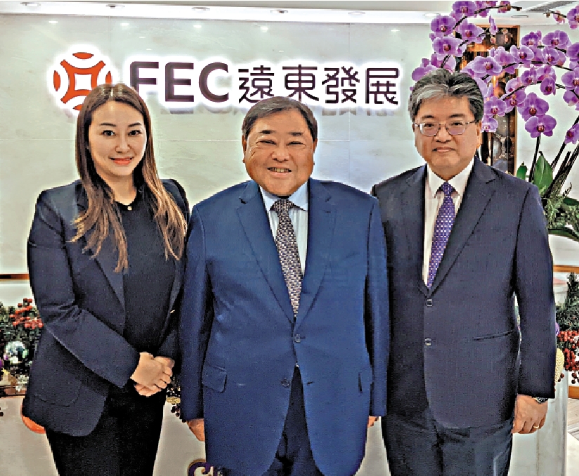 　　圖：遠東發展主席兼行政總裁邱達昌（中）表示，集團分散投資策略正確。左為執行董事邱詠筠，右為董事總經理孔祥達。