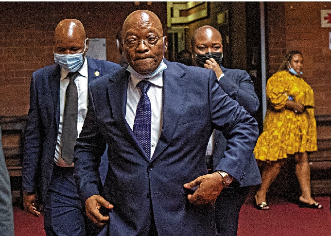 　　圖：南非前總統祖馬的入獄風波引發大規模騷亂，圖為祖馬出庭受審。\美聯社