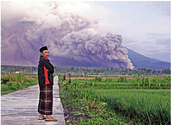 　　圖：印尼西爪哇省塞梅魯火山4日噴發，火山灰向空中噴湧1.5公里。\美聯社