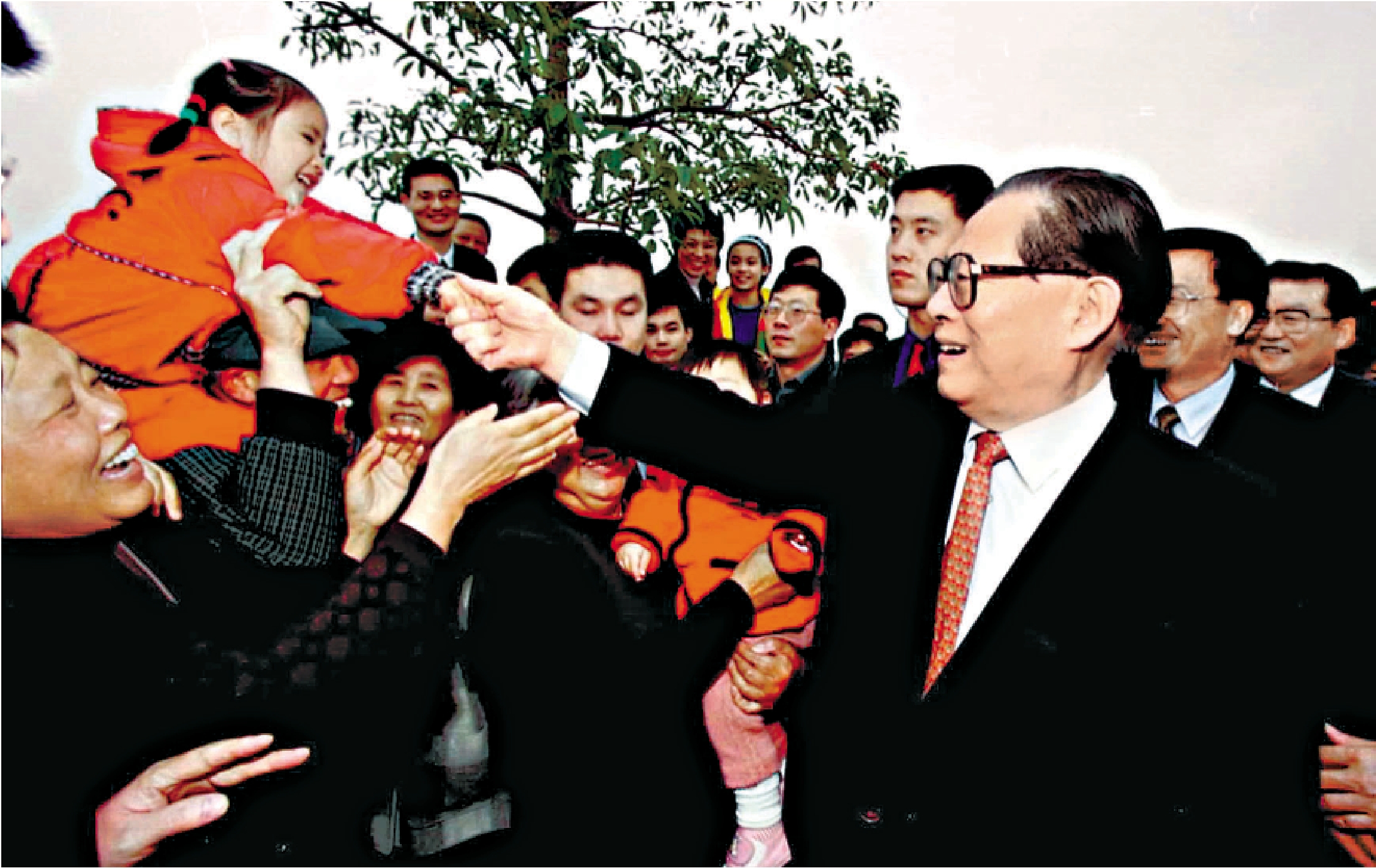 　　圖：2000年2月21日，江澤民同志在廣東省考察期間，與深圳市民見面。\資料圖片