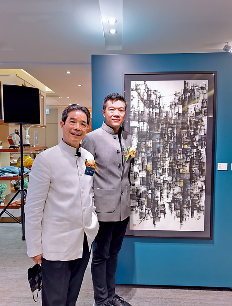 　　圖：何百里（左）、何紀嵐父子聯展水墨畫，其旁作品為何紀嵐繪《香港格式3》。