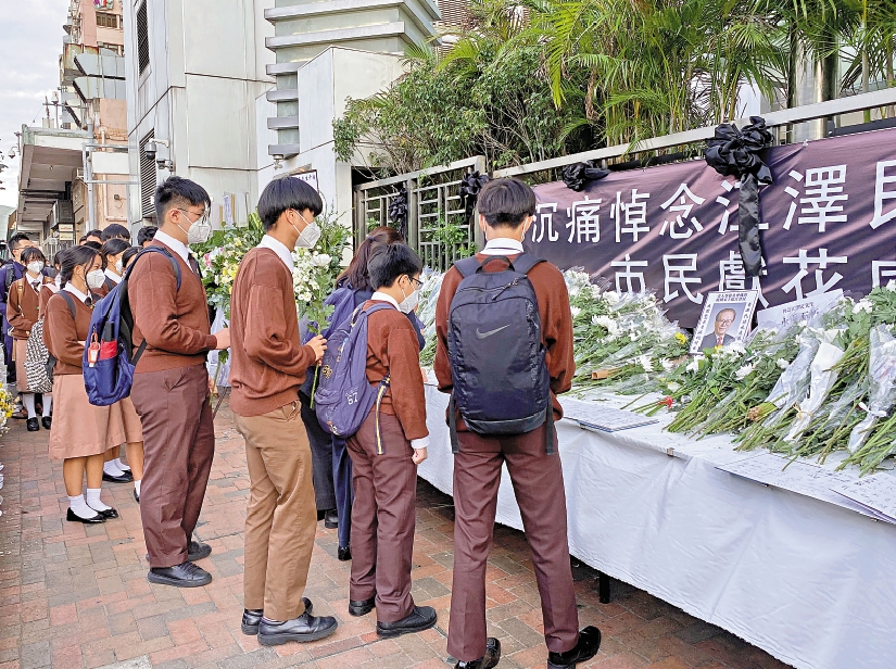 　　圖：近20名來自大澳的佛教筏可中學師生，到中聯辦獻花及悼念。\大公報記者林良堅攝