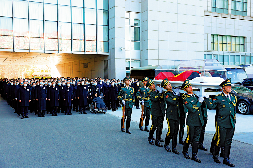 　　圖：12月5日，江澤民同志的遺體在北京火化。這是習近平、李克強、栗戰書、汪洋、李強、趙樂際、王滬寧、韓正、蔡奇、丁薛祥、李希、王岐山、胡錦濤等到中國人民解放軍總醫院為江澤民同志送別，護送江澤民同志的遺體上靈車。\新華社