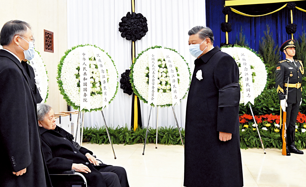 　　圖：12月5日，江澤民同志的遺體在北京火化。這是習近平向江澤民同志的夫人王冶坪和親屬表示深切慰問。\新華社