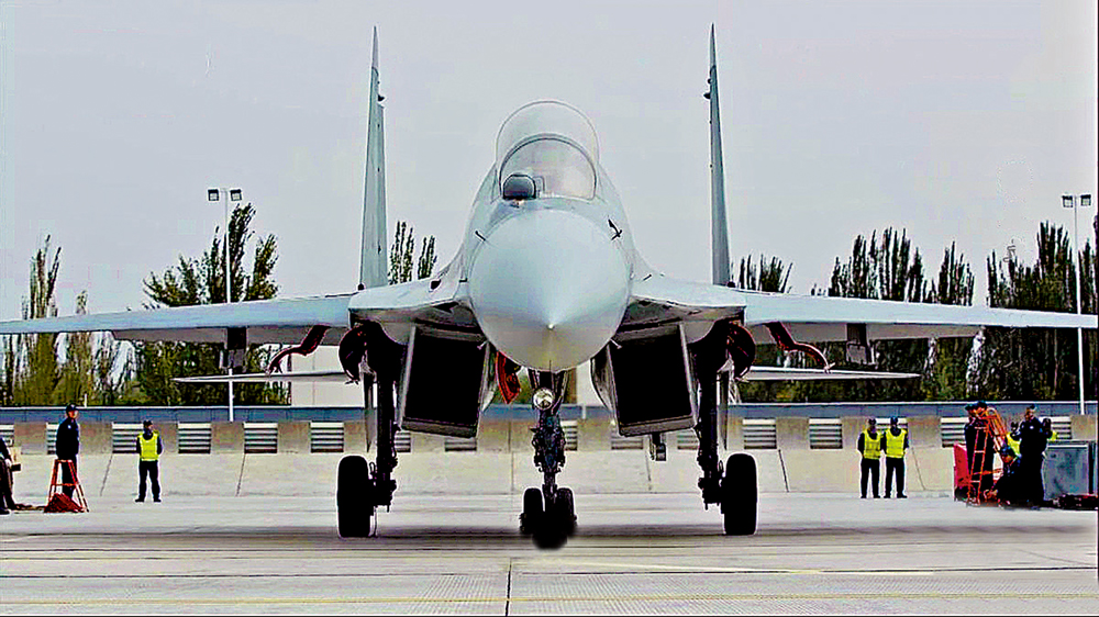 　　圖：殲-16戰鬥機上的紅外搜索和跟蹤（IRST）探頭在駕駛室的右前側。