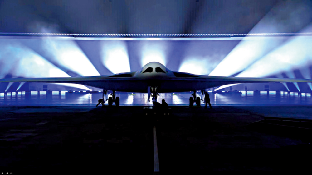 圖:美軍B-21「突襲者」隱形戰略轟炸機12月2日正式對外公開。