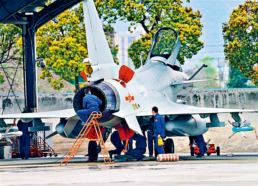 　　圖：殲-10AH攜帶霹靂-8導彈。