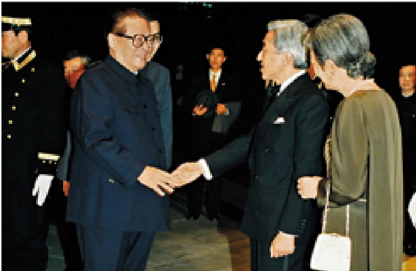 　　圖：1998年11月，江澤民訪日期間與明仁天皇和美智子皇后會面。\資料圖片