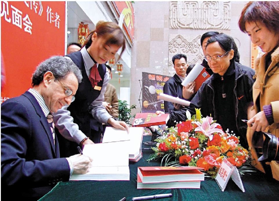 　　圖：2005年2月，庫恩在廣州為讀者簽名。\中新社