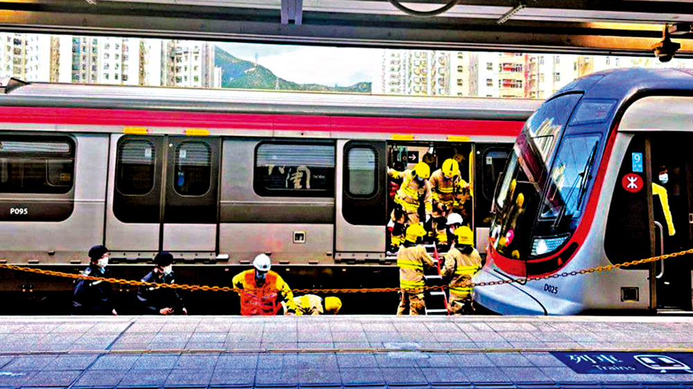　　圖：昨早東鐵綫大圍站往上水方向，一名非華裔男子墮軌被列車輾過，證實當場死亡。