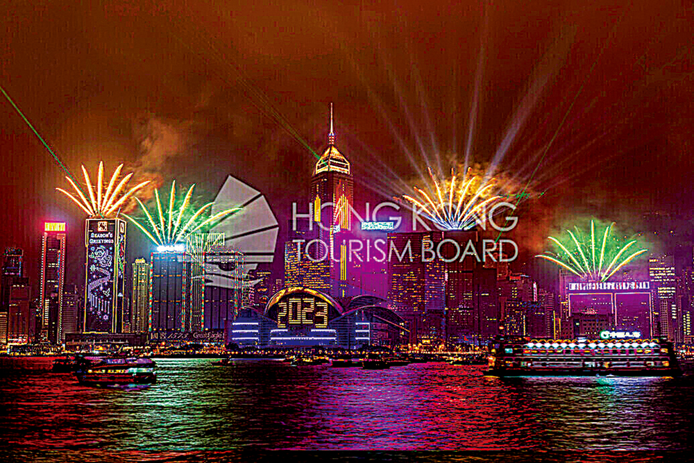 　　圖：元旦零時，維港夜空將上演歷時十分鐘的「幻彩詠香江」加強版煙火匯演，與市民一齊送舊迎新。\旅發局模擬圖片