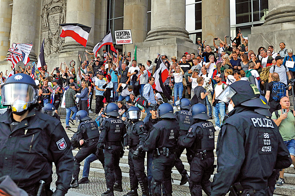 　　圖：「帝國公民」成員2020年8月參與了強闖德國議會的示威活動。\資料圖片