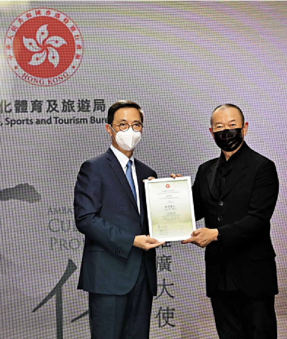 　　圖：楊潤雄（左）委任國際著名華人作曲家譚盾（右）為「文化推廣大使」。