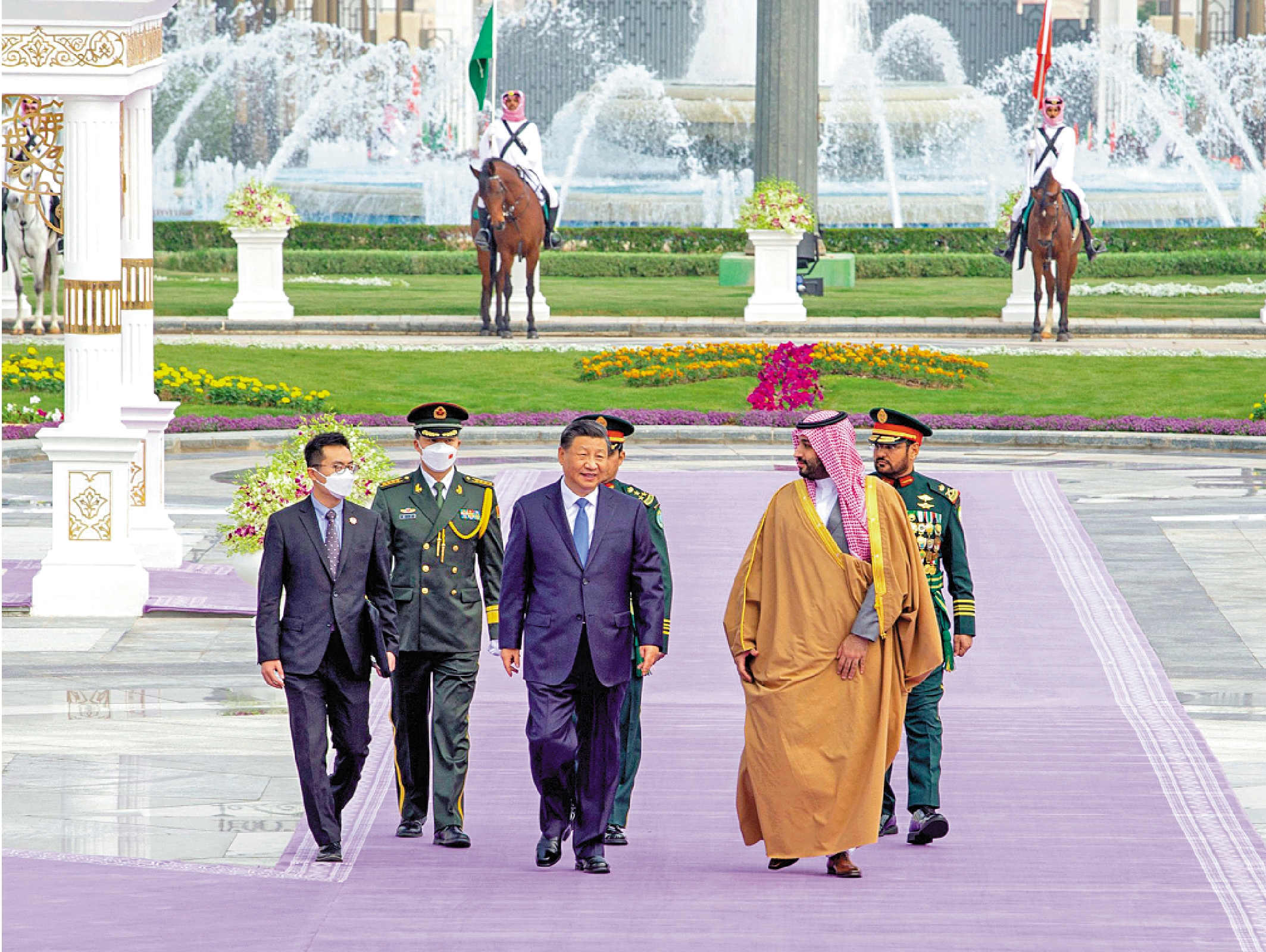 　　圖：當地時間12月8日中午，沙特王儲兼首相穆罕默德代表國王薩勒曼，為正在沙特進行國事訪問的中國國家主席習近平在利雅得王宮舉行歡迎儀式。\法新社