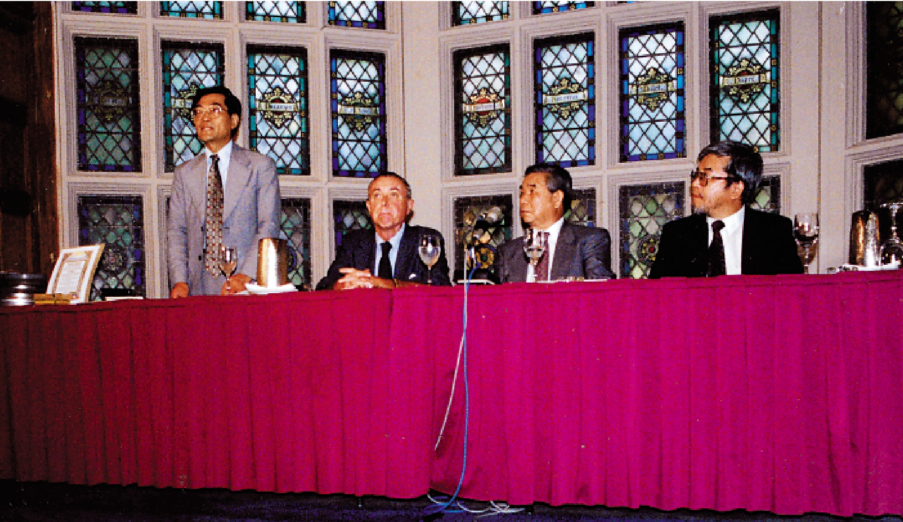 　　圖：1991年8月2日，「紀念南京大屠殺受難同胞聯合會」在紐約召開記者會，公布了美國牧師約翰．馬吉1937年至1938年間在中國南京拍攝的記錄侵華日軍南京暴行珍貴歷史鏡頭，時長37分零5秒。左起：邵子平，大衛．馬吉，唐德剛，陳憲中。\受訪者供圖