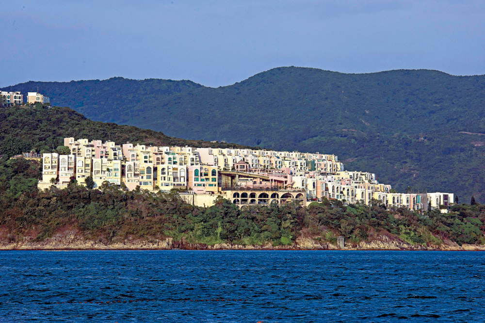 　　圖：大潭紅山半島一幢洋房銀主盤，市傳以約7900萬元沽出，5年貶值近三成。