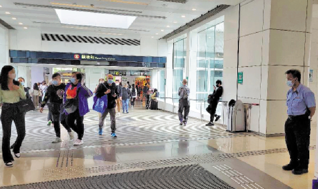 　　圖：apm物管人員會驅趕在連接港鐵觀塘A出口行人天橋上擺賣的攤檔，但不會封橋，市民進出自如。