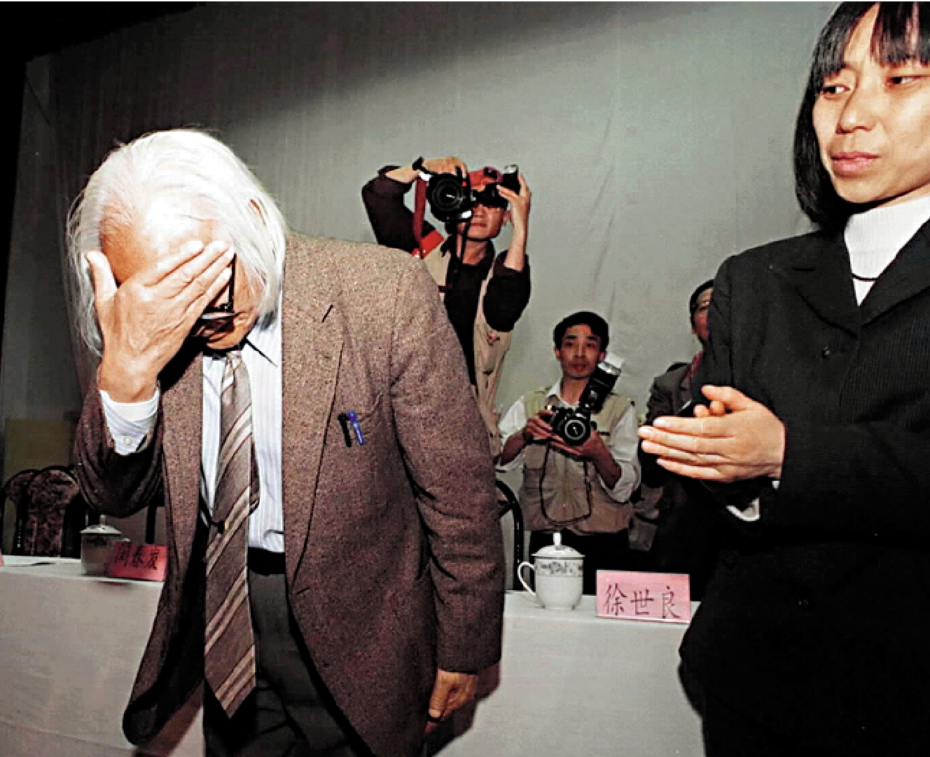 　　圖：在《奉天皇之命》中，東史郎等三名侵華日軍老兵在鏡頭前懺悔。圖為1999年4月13日，東史郎在南京大學演講結束後掩面而泣。\新華社