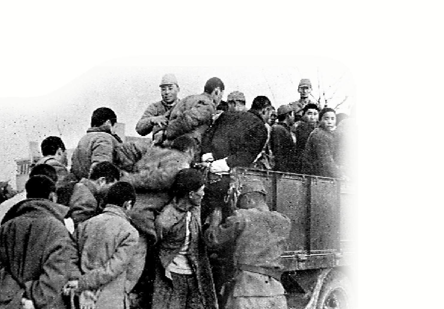 　　圖：永富博道提及日軍將中國人裝上卡車運走殺害。圖為日軍拍攝將中國人捆綁押上卡車。\新華社