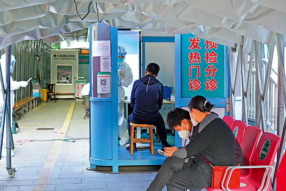 　　圖：廣中醫深圳醫院發熱門診內患者有序排隊。\大公報記者郭若溪攝