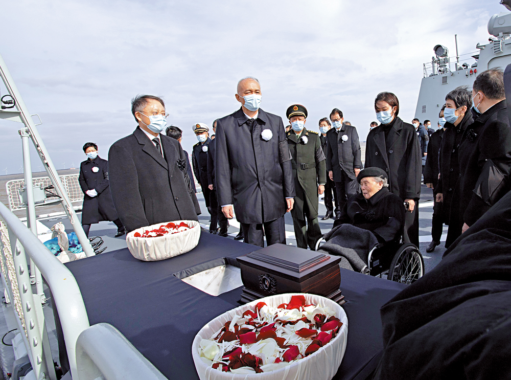 　　圖：12月11日，遵照江澤民同志及其親屬的意願，敬愛的江澤民同志的骨灰在長江入海口撒入大海。受黨中央委託，中共中央政治局常委、中央書記處書記蔡奇等領導同志和江澤民同志的夫人王冶坪等親屬護送骨灰撒放。\新華社