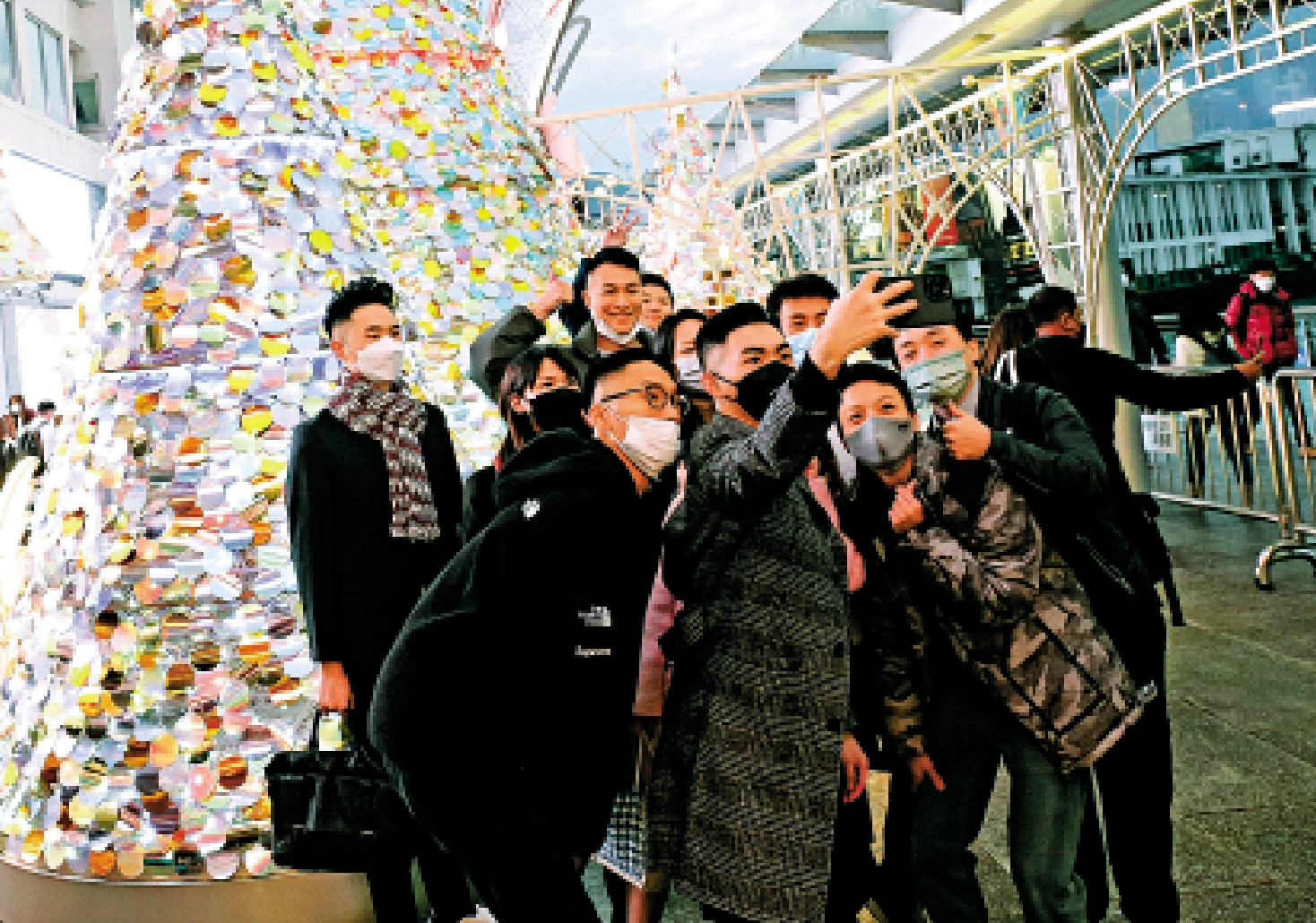 　　圖：近日各區遍布聖誕裝飾，吸引不少市民打卡。\大公報記者何嘉駿攝