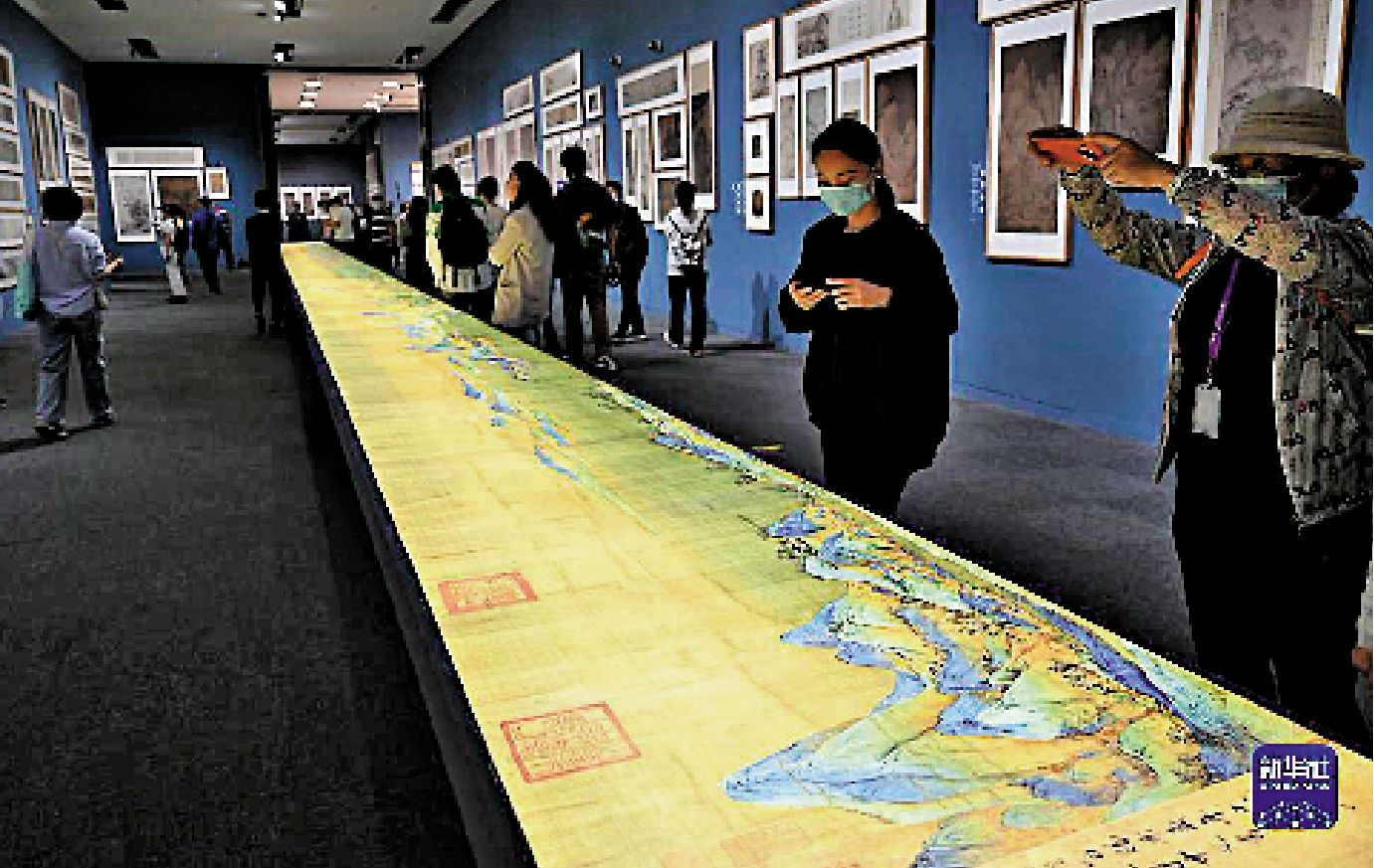 　　圖：參觀者在中國國家博物館的「盛世修典─『中國歷代繪畫大系』成果展」上觀看《千里江山圖》燈光特效圖。\新華社