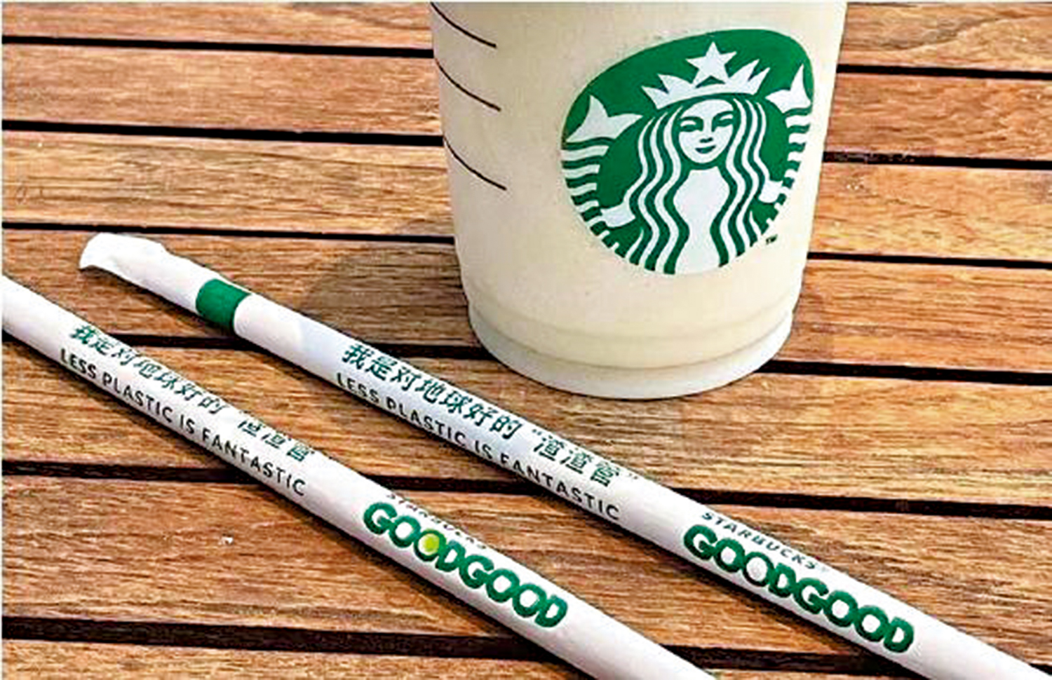 　　圖：內地星巴克提供的「渣渣管」吸管，是由咖啡渣與可降解塑料製成。